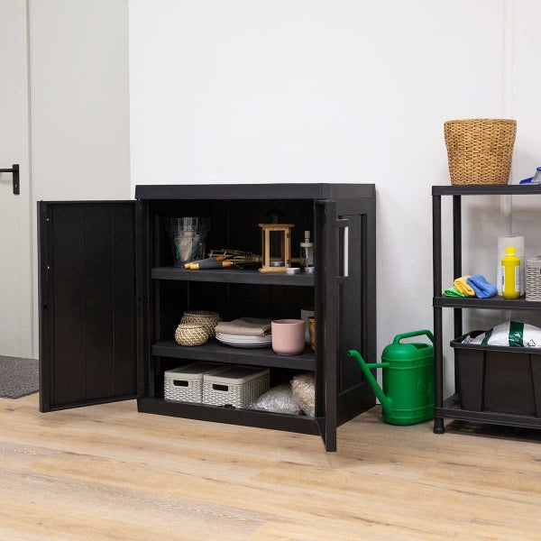 Schwarzer Kunststoffschrank mit geöffneter Tür und drei Regalböden zur Aufbewahrung von Gegenständen