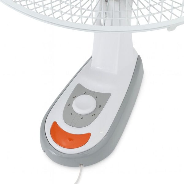 Detailansicht der Bedienelemente eines Ventilators mit Drehschalter für drei Geschwindigkeitsstufen und einer orangefarbenen Taste.