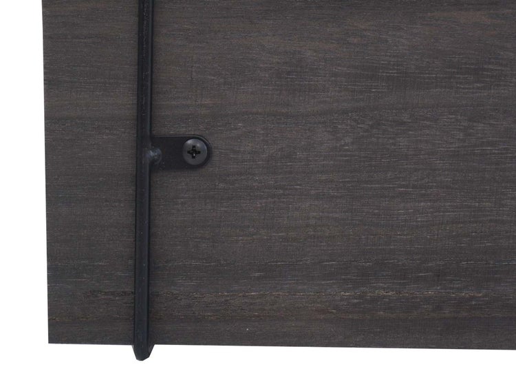 Detailansicht einer dunklen Holzplatte mit Metallstrebe und Schraube