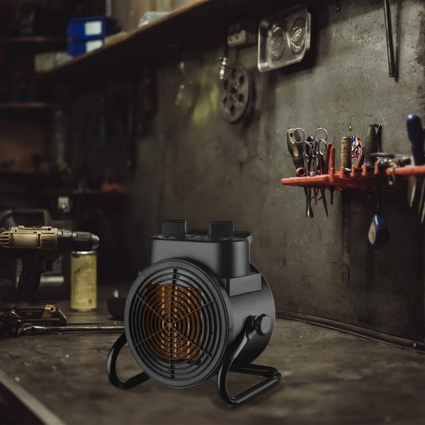 Heizlüfter für den Werkstattgebrauch auf einer Werkbank