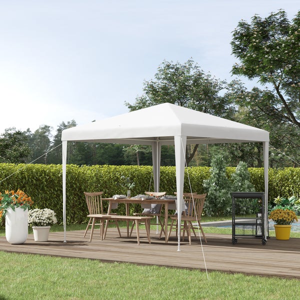 Szene mit weißem Pavillon, Gartentisch und Stühlen auf einer Terrasse
