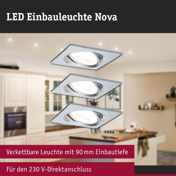 Drei quadratische, verkettbare LED-Einbauleuchten Nova in Silber-Optik vor einer Küche, 90 Millimeter Einbautiefe, für 230 Volt Direktanschluss.