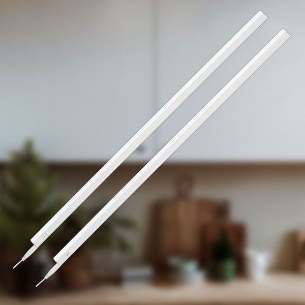 Zwei LED-Unterbauleuchten vor einer Küchenkulisse.