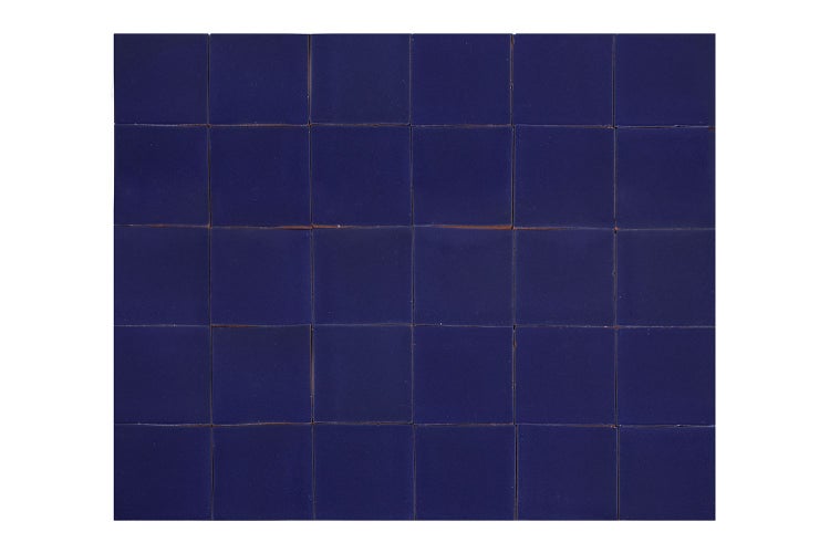 Quadratische, kobaltblaue Fliesenanordnung