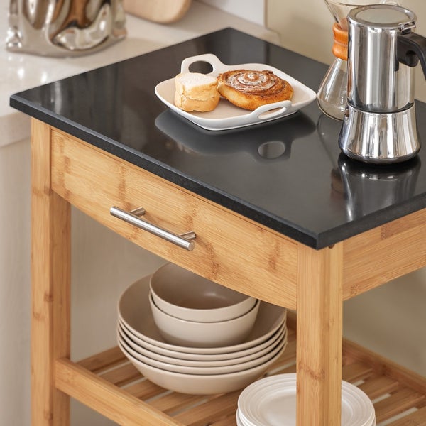 Küchenwagen aus Bambus mit Schublade, Geschirr und Speisen auf der Oberfläche