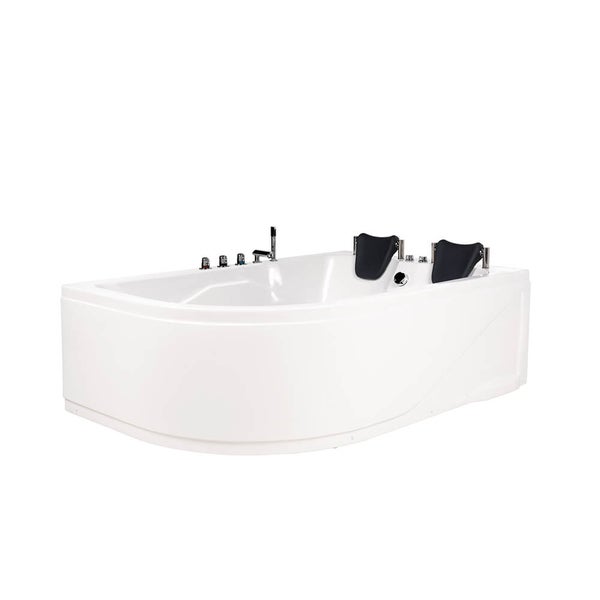 Weiße Eckbadewanne mit zwei Nackenkissen und integrierten Armaturen für ein komfortables Badeerlebnis im Badezimmer.