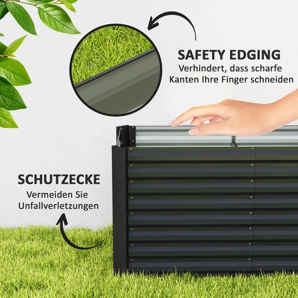 Graues Sofa mit Kissen und Topfpflanze im Wohnzimmer.