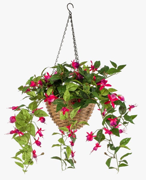 Künstliche Fuchsien in einer Blumenampel mit Weidenkorb und Metallkette.