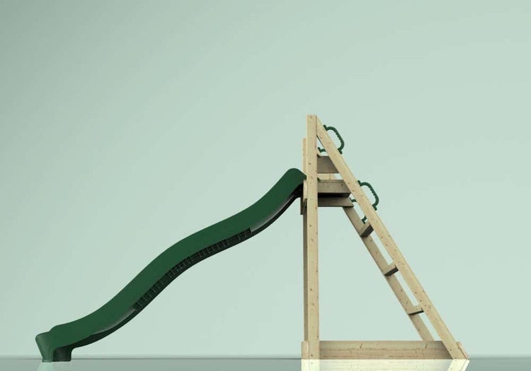 Wellenrutsche für Kinder mit einem Klettergerüst aus hellem Holz und grünen Haltegriffen.