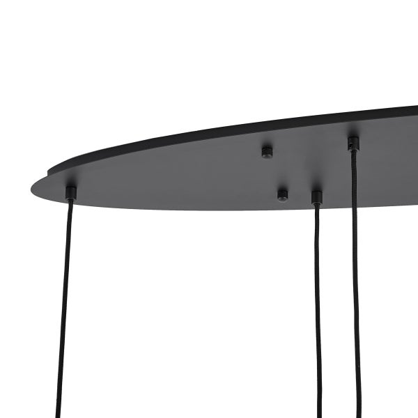 Detailaufnahme der Aufhängung einer Pendelleuchte mit mehreren Kabeln