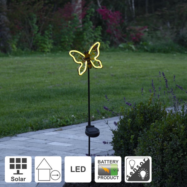 Gartenansicht mit Solarleuchte in Schmetterlingsform