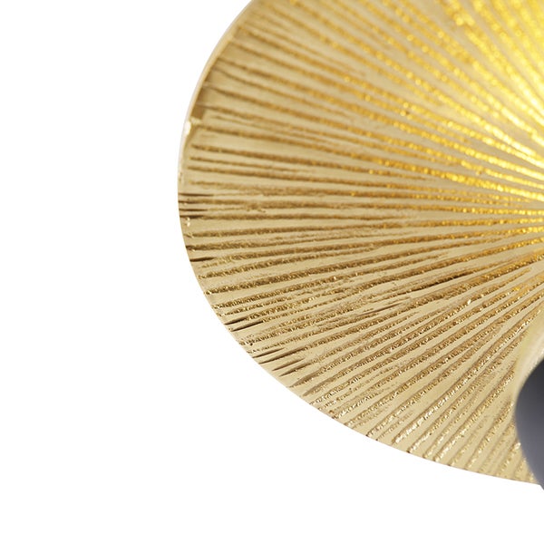 Detail einer goldenen Wanddekoration mit radialem Muster