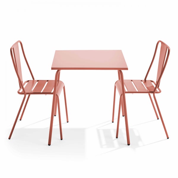 Modernes Bistro-Set aus Metall bestehend aus einem quadratischen Tisch und zwei Stühlen mit Sitzflächen in Latten-Optik.