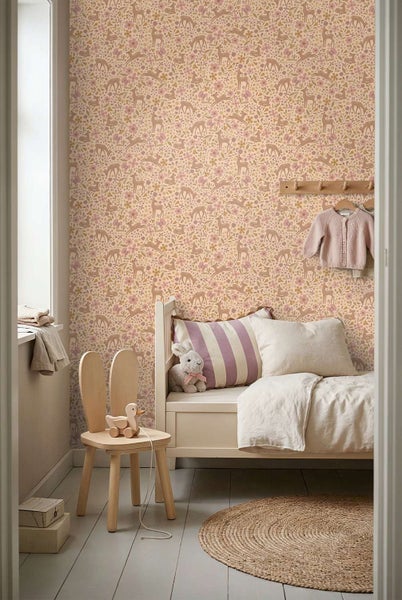 Kinderzimmer mit Tapete mit Rehmotiv und Blumenmuster, dazu helles Kinderbett, Holzstuhl und Dekoartikeln in einem behaglichen Ambiente.