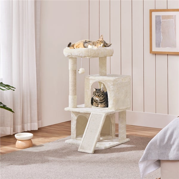 Katzenkratzbaum mit Liegeflächen, Katzenhaus und Kratzstamm im Wohnraum mit zwei Katzen