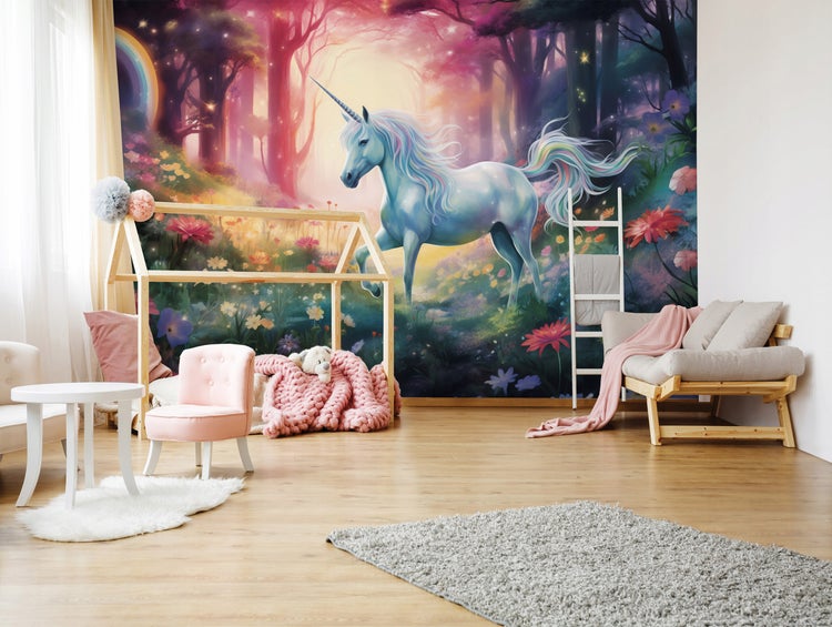 Kinderzimmer mit Einhorntapete, Spielhaus und Möbeln