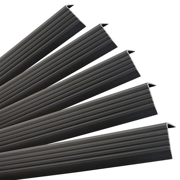 Mehrere Treppenkantenprofile aus geriffeltem Material