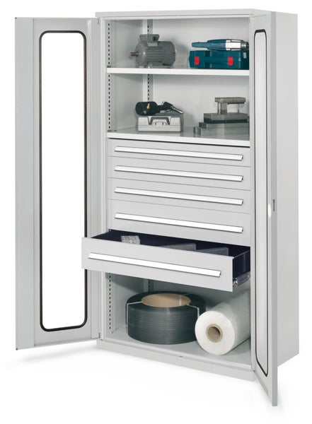 Werkzeugschrank aus Metall mit Sichtfenstertüren, Fachböden und fünf Schubladen, eine davon ausgezogen.
