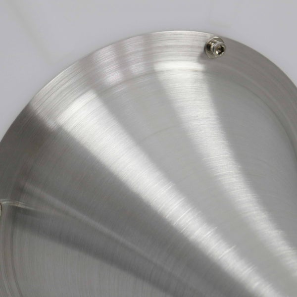 Nahaufnahme einer Lampenbefestigung aus gebürstetem Metall mit einer Innensechskantschraube.