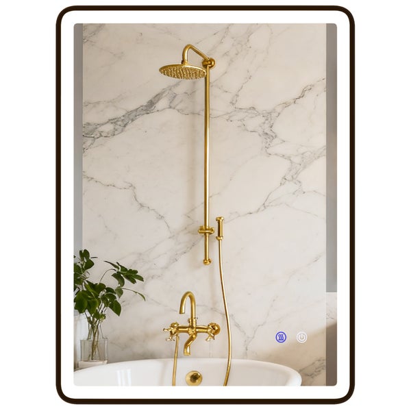 Badspiegel mit Beleuchtung und Touch-Bedienung zeigt ein Badezimmer mit goldenen Armaturen vor einer weißen Marmorwand.