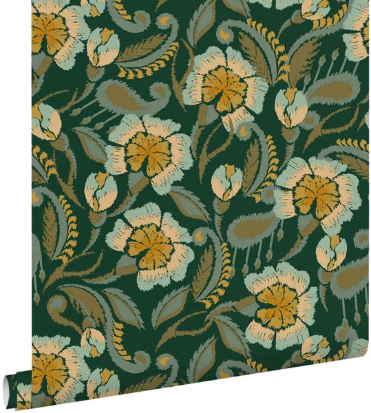 Vliestapete mit floralem Ikat-Muster, stilisierte großflächige Blüten und Blattranken.