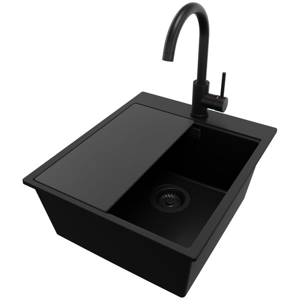 Schwarze Küchenspüle mit Spültischarmatur und Schneidebrett