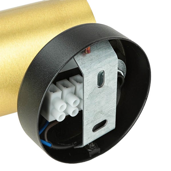 Detailaufnahme einer Wandleuchte mit Metallhalterung und elektrischen Anschlüssen