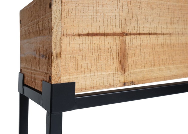 Detailansicht eines rechteckigen Pflanzkastens aus Holz mit strukturierter Oberfläche auf einem schwarzen Metallgestell.