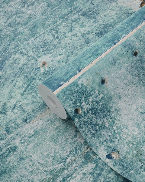 Eine Rolle Tapete mit Betonstruktur