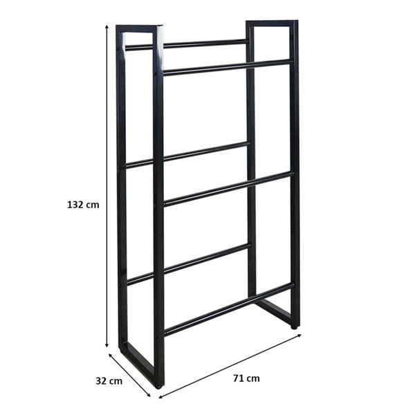 Schwarzer Handtuchhalter aus Metall mit den Maßen 132 cm x 32 cm x 71 cm.