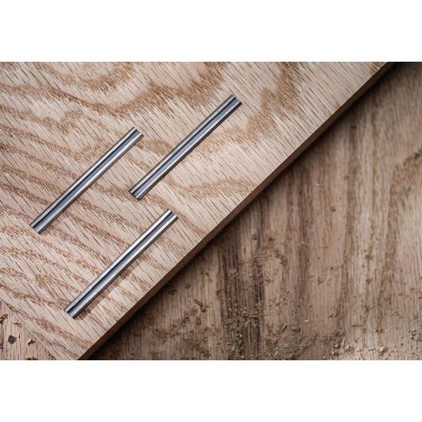 Drei Rillenstifte auf Holzgrund