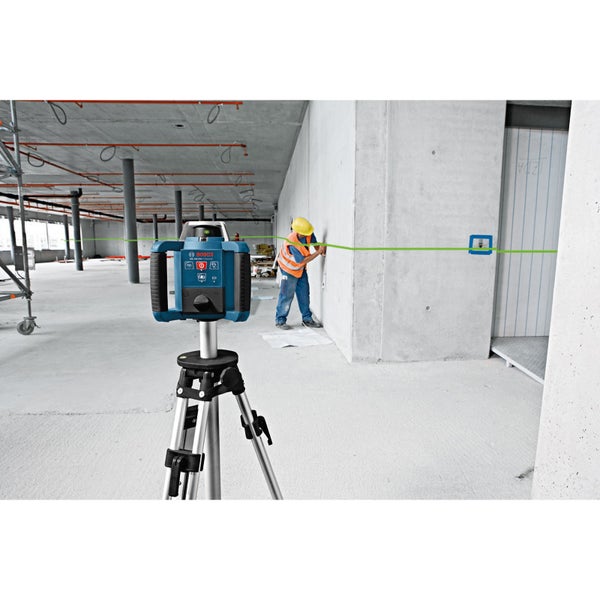 Bosch Logo. Ein Arbeiter benutzt ein Linienlaser zur Ausrichtung an einer Betonwand.