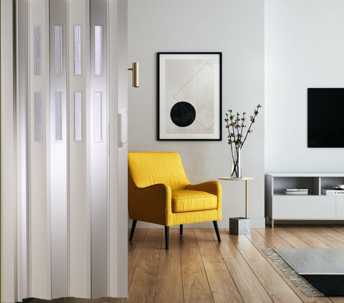 Innenraumansicht mit Falttür, Sessel und Dekoration