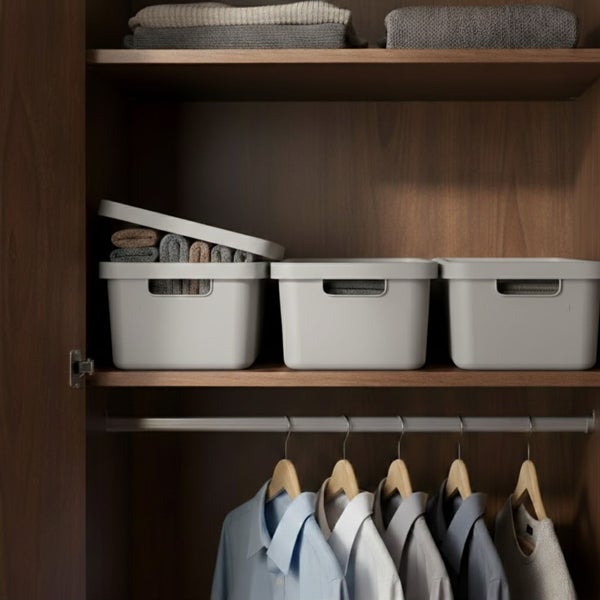 Kleiderschrank mit Kleidung und Aufbewahrungsboxen