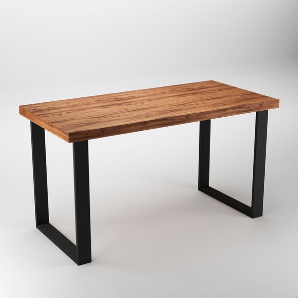 Ein Tisch mit einer massiven Holzplatte in Eichenoptik und einem robusten Metallgestell im U-Design.
