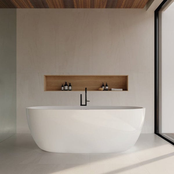Freistehende Badewanne in einem modernen Badezimmer mit einer wandintegrierten Holzablage und einer schwarzen Armatur vor einer Fliesenwand.