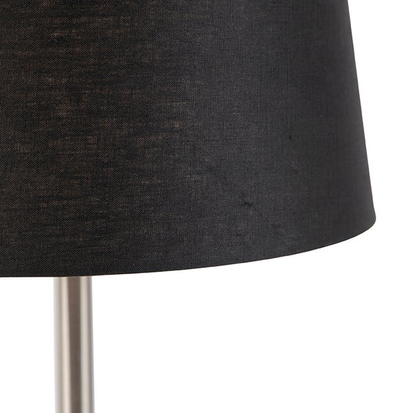 Nahaufnahme eines Lampenschirms aus schwarzem Textilgewebe auf einem silberfarbenen Metallständer.