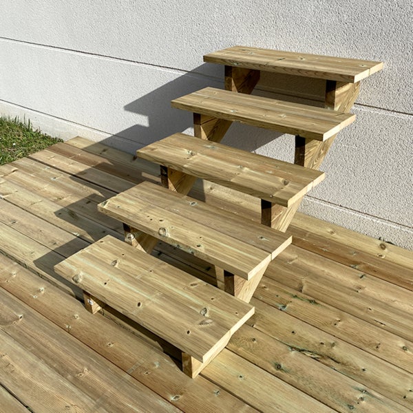 Holzterrasse mit vierstufiger Holztreppe
