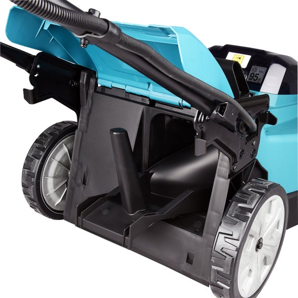 Rückansicht eines Rasenmähers mit eingesetztem Mulchkit, blauem Kunststoffgehäuse und profilierten Rädern.