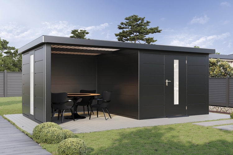 Modernes Gartenhaus mit Flachdach und integriertem überdachtem Sitzbereich auf einer Holzterrasse im Garten.