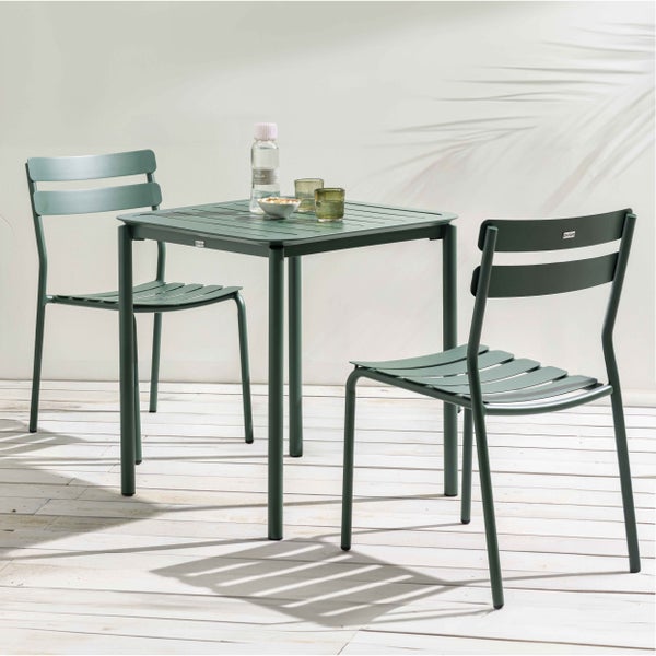 Gartenmöbel-Set bestehend aus einem quadratischen Metalltisch und Stühlen mit Latten-Design auf einer hellen Holzterrasse.