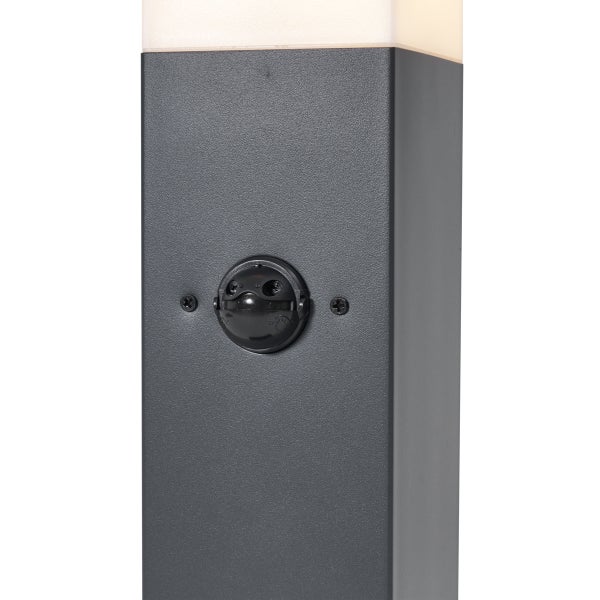 Detailansicht eines Außenleuchten-Sockels mit integriertem Bewegungsmelder.