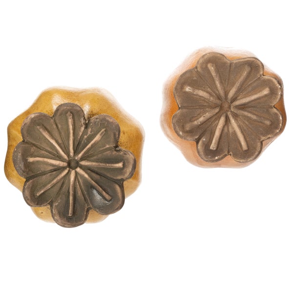 Zwei Möbelknöpfe mit Blumenmuster