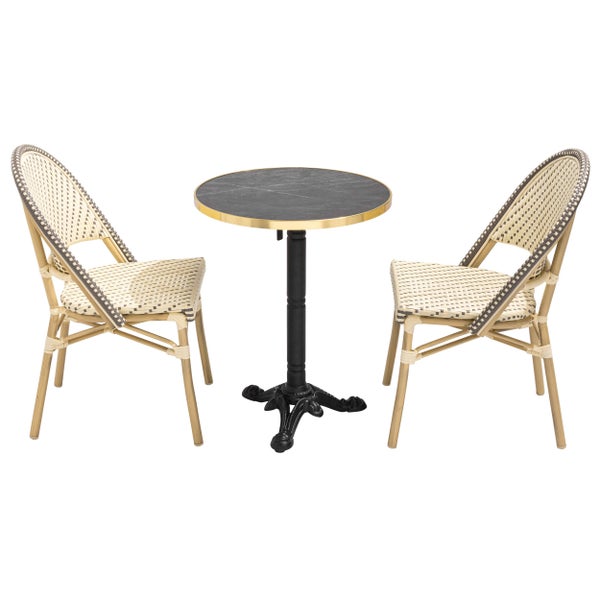Bistro-Set bestehend aus einem runden Tisch in Marmor-Optik mit Goldrand und zwei geflochtenen Bistrostühlen im klassischen Café-Stil.