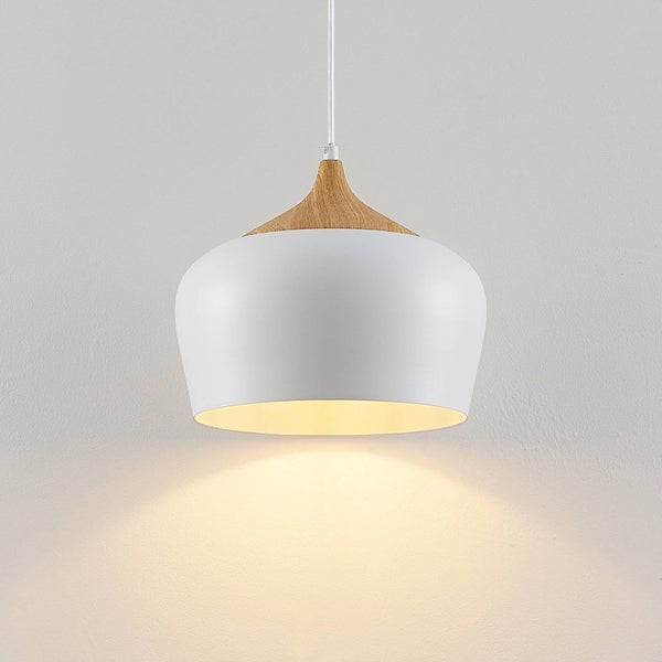 Pendelleuchte mit weißem Metallschirm und Holzaufsatz, die warmes Licht ausstrahlt.