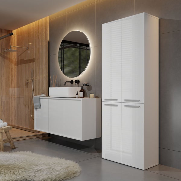 Modernes Badezimmer mit Waschtisch, Spiegelschrank und Dusche