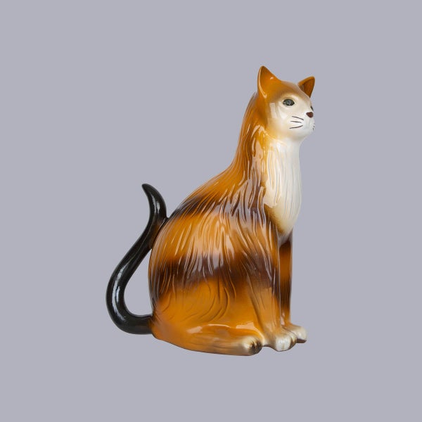 Dekorative Keramikfigur Katze in sitzender Position mit strukturierter Oberfläche und geschwungenem Schwanz.