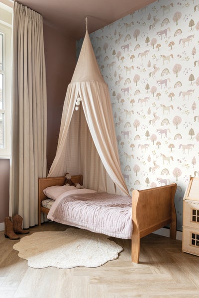 Kinderzimmer mit Himmelbett, Bett, Teppich, Vorhängen und Tapete