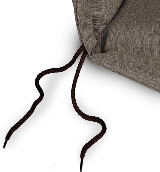 Detailaufnahme eines Sitzkissens aus strukturiertem Stoff mit einer Kordel zum Befestigen.