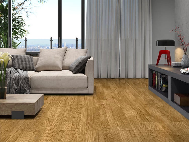 Wohnzimmer mit Parkettboden aus Eichenholz, kombiniert mit einem modernen Sofa und einem Blick auf eine Stadt im Hintergrund.